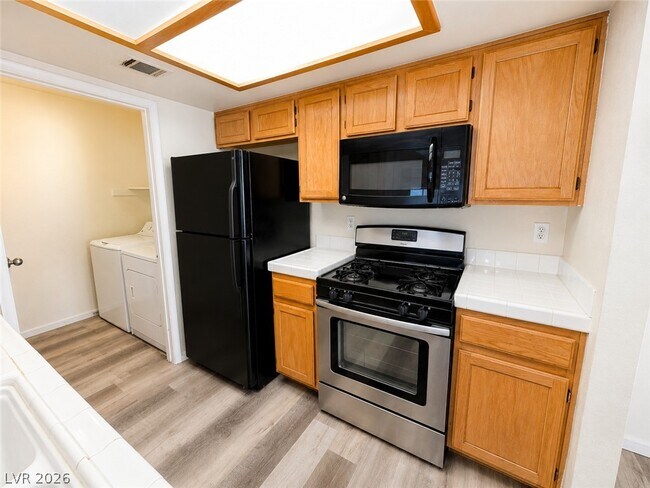 Foto del edificio - 7100 W Pirates Cove Rd