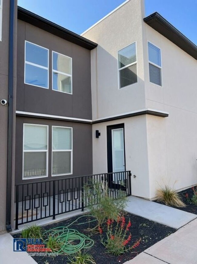 Building Photo - Desert Color Home