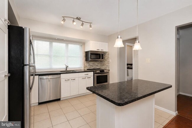 Building Photo - 124 Hamlet Dr