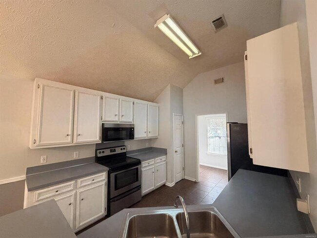 Foto del edificio - 905 Daisy Ct