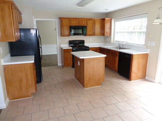 Building Photo - 2155 Chattahoochee Dr NW