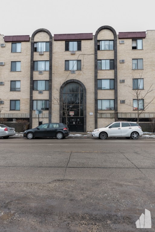 Building Photo - 1522 W Morse Ave