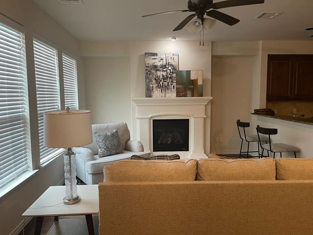 Foto del edificio - 7939 Parkwood Blvd