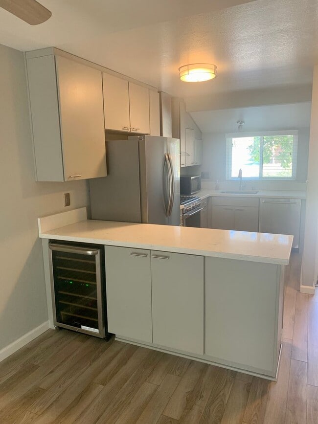 Foto del edificio - Remodeled, Upstairs 2BD / 1BA Condo Less Than 1/2 Mile From the Beach