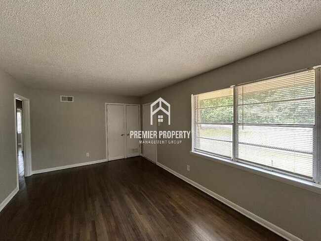 Building Photo - 796 Westview Rd