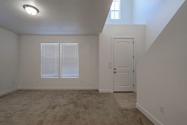 Building Photo - Well Maintained, 3 Bedroom and 2.5 Bathroom Townhome in Desert Color! Internet Included!