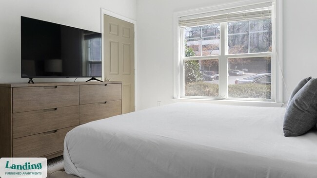 Building Photo - 925 Canterbury Rd NE