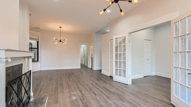 Building Photo - 3 bedroom in Chicago IL 60613