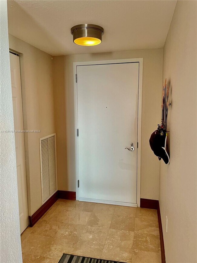 Foto del edificio - 1745 E Hallandale Beach Blvd