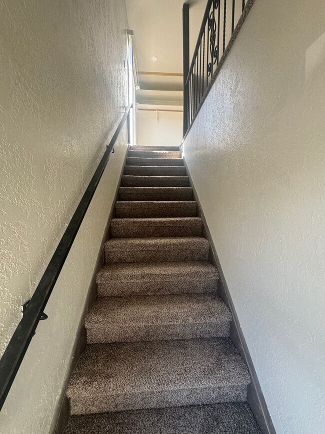 Building Photo - 2 Bed | 1 Bath | Approx. 1,035 Sq Ft
