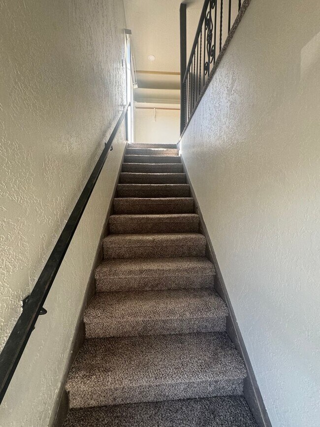 Foto del edificio - 2 Bed | 1 Bath | Approx. 1,035 Sq Ft