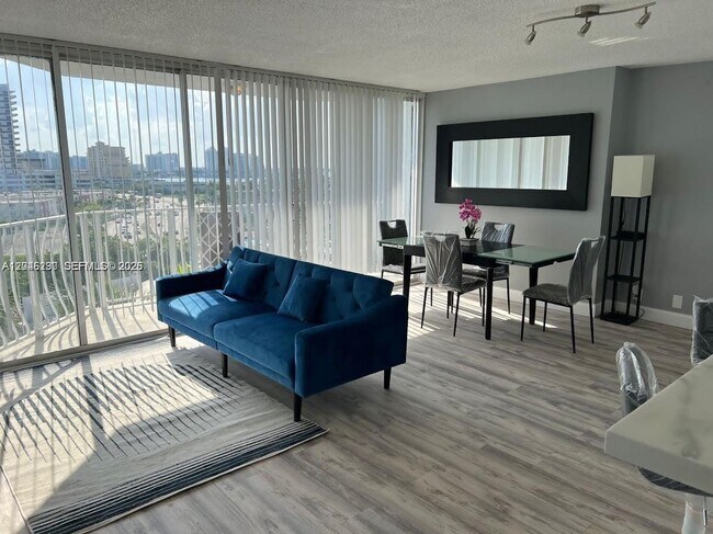 Foto del edificio - 7601 E Treasure Dr