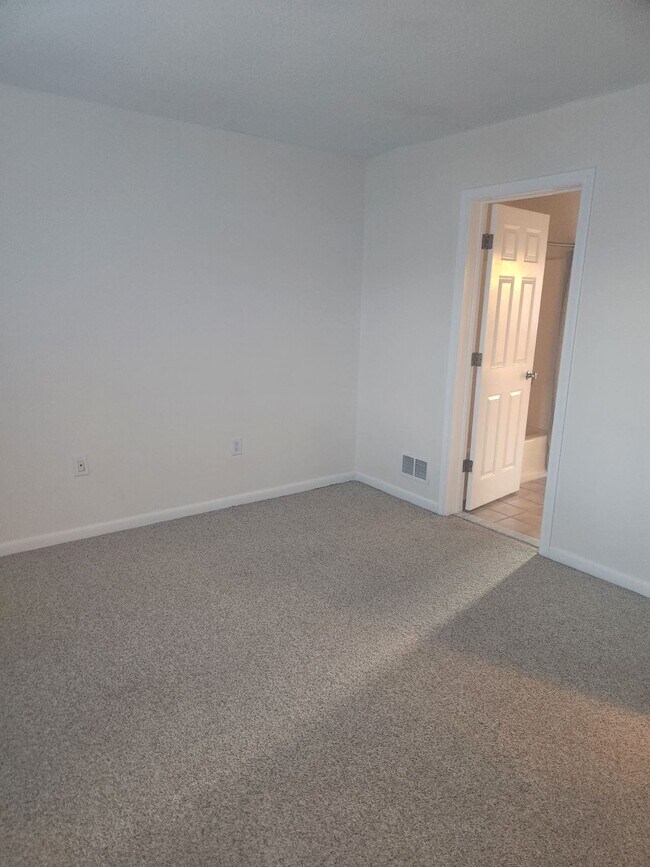 Building Photo - 185 Village Square Dr