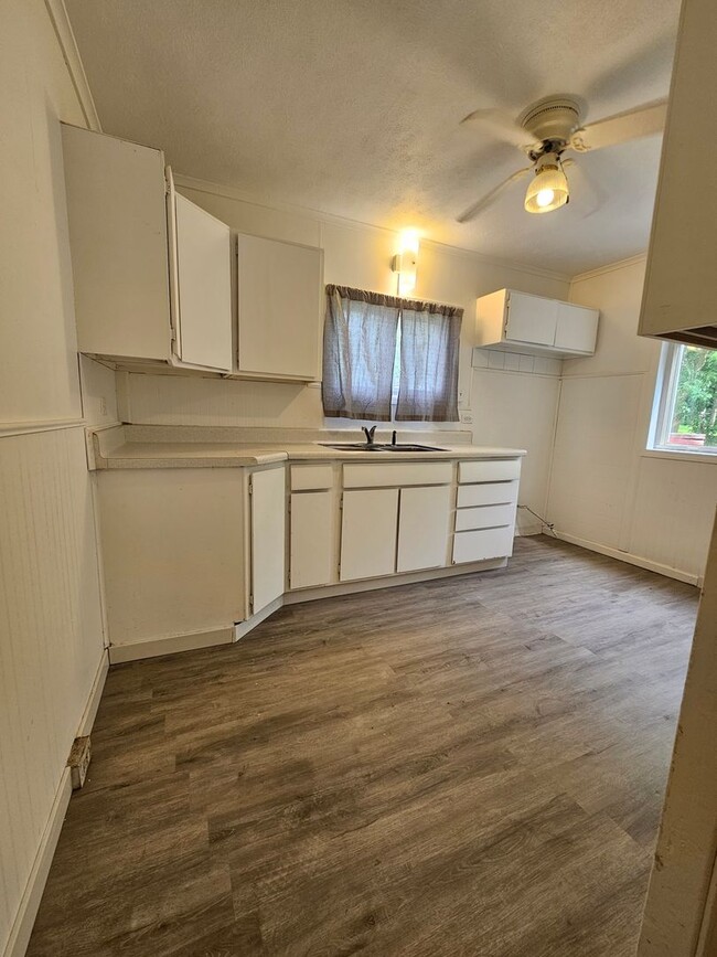 Building Photo - ** MOVE IN SPECIAL**   2 Bedrooms, 1 Bath ...