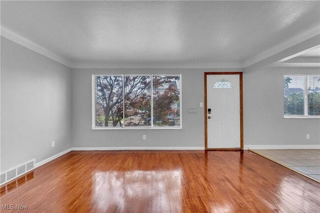 Building Photo - 10725 Vernon Ave