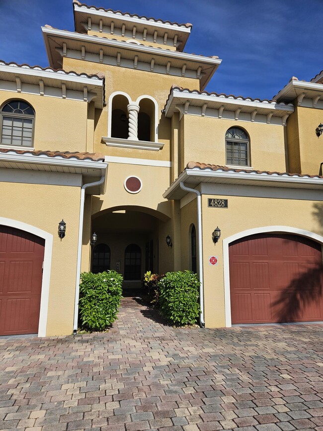 Entrance - 4828 SW 17th Pl
