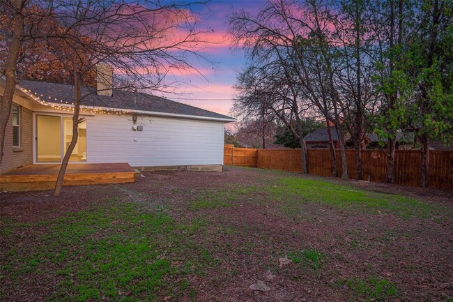Building Photo - 911 Fernwood Dr