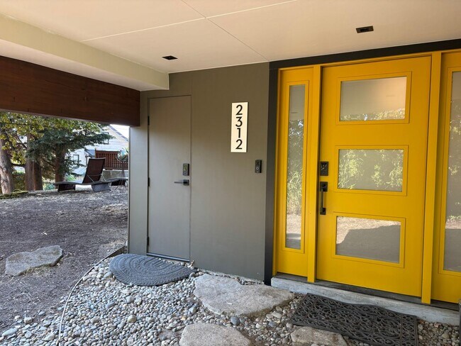 Building Photo - Wallingford Modern with Flexible Living Sp...