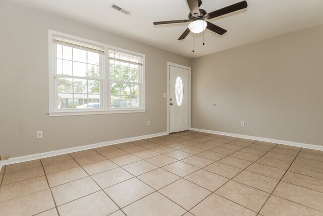 Building Photo - Charming brick ranch in Ladson, SC!