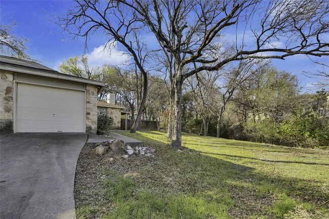 Foto del edificio - 9802 Hundred Oaks Cir