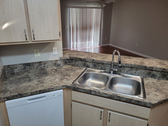 Foto del edificio - 814 Crest Pines Dr