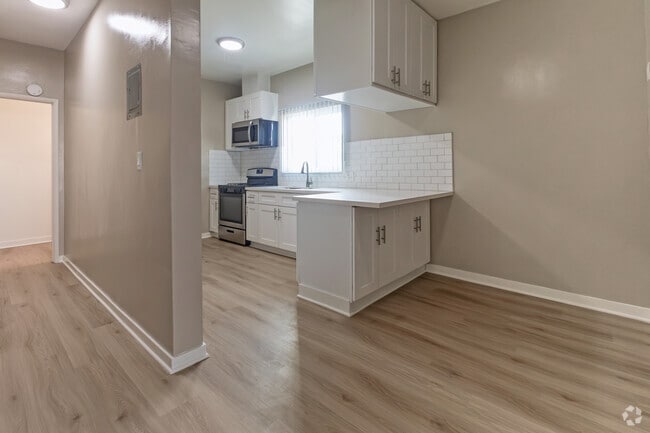 Studio 450SF - Dining Area - STP Properties