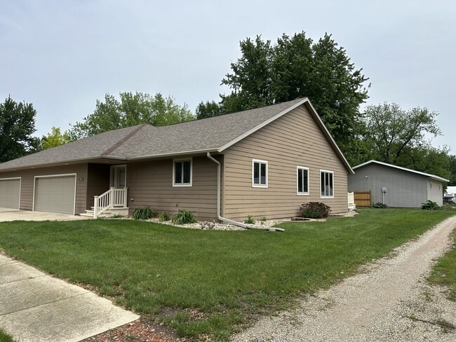 Building Photo - Spacious 3 Bed / 3 Bath Duplex in Sanborn, IA