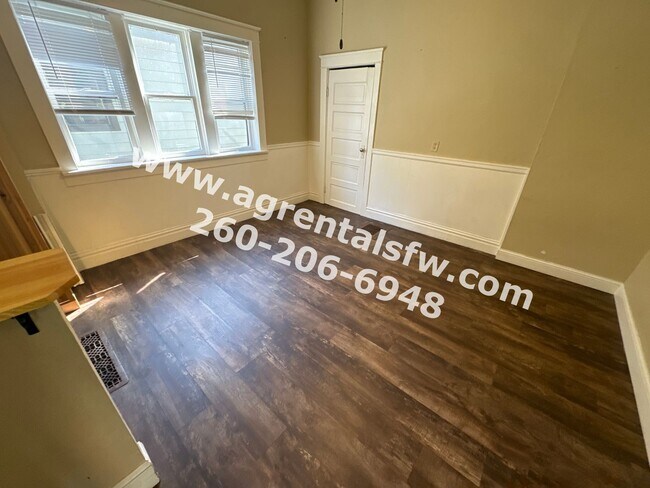 Building Photo - 2411 Fox Ave