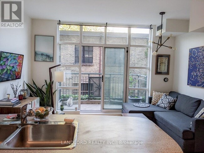 Photo du bâtiment - 901 Queen St W