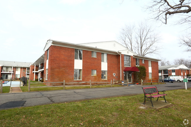 Building Photo - Water's Edge Apartments