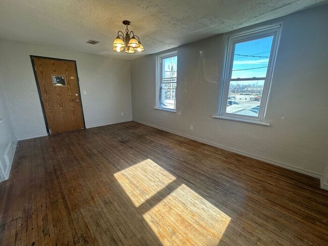 Building Photo - FOR RENT- Two Bed One Bath Downtown Apartm...