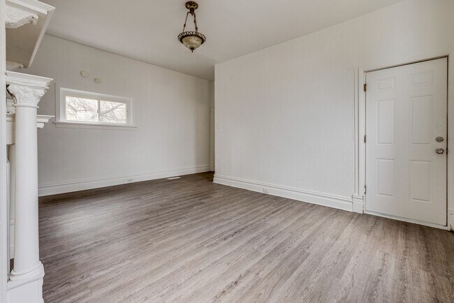 Foto del edificio - Available APRIL 2026 - Spacious 3 Bedroom Apartment in the Heart of Mt Oliver!