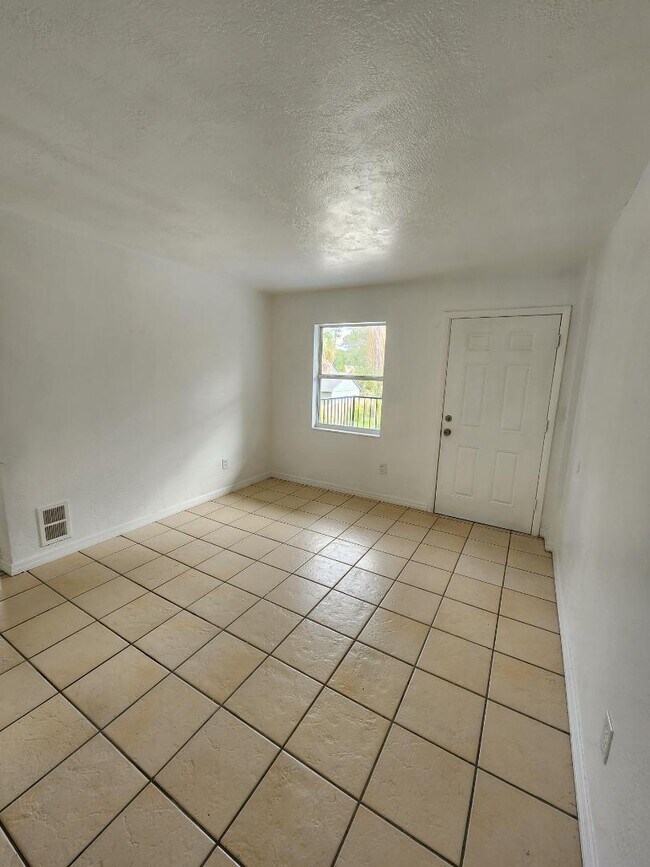 Foto del edificio - 1757 Russell St S