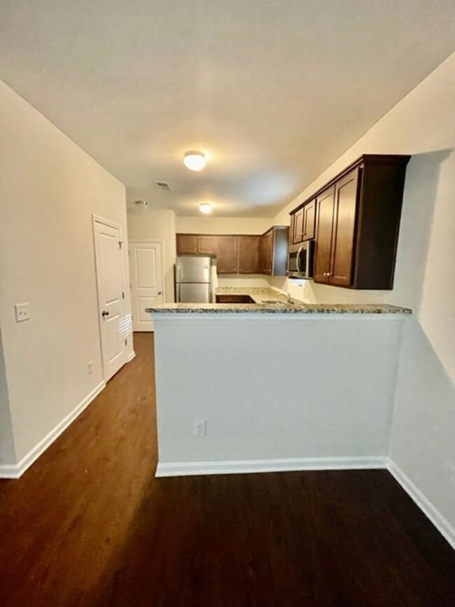 Building Photo - Luxurious 2 story 3 bedroom 2.5 bath Townh...