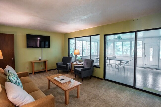 Building Photo - 2916 Moorcroft Dr