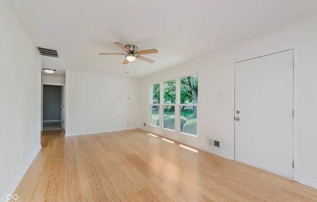 Foto del edificio - 10409 Barmore Ave