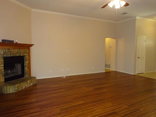 Foto del edificio - 3303 Woodrow Dr