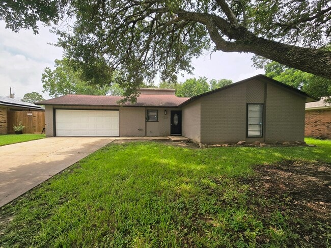 Building Photo - 2215 Gontier Dr