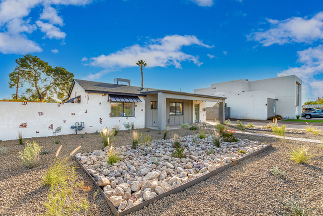 Building Photo - 3 Bedroom 2.5 Bath wit RV garage