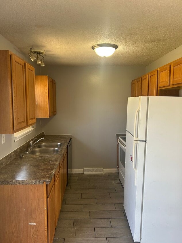 Building Photo - 505 W Mauller Rd