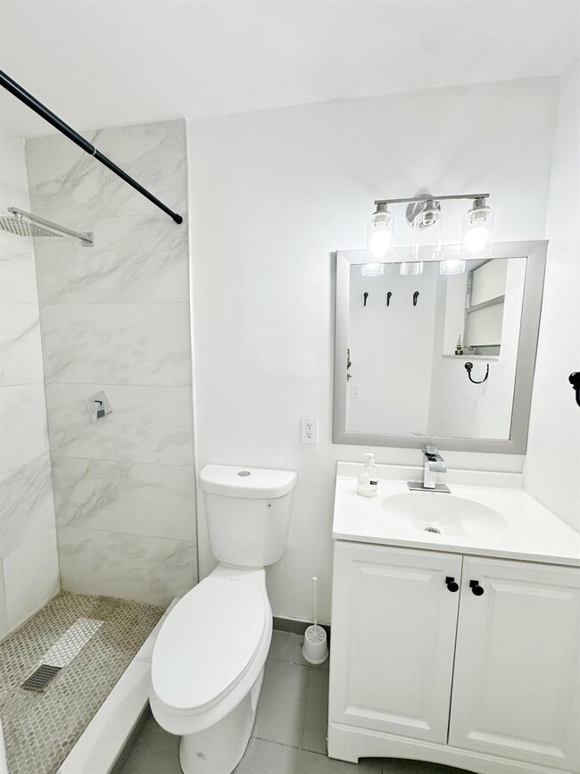 Building Photo - 207 Huron Pl