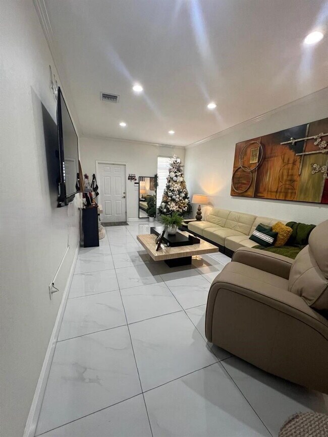 Foto del edificio - 5621 NW 112th Ct