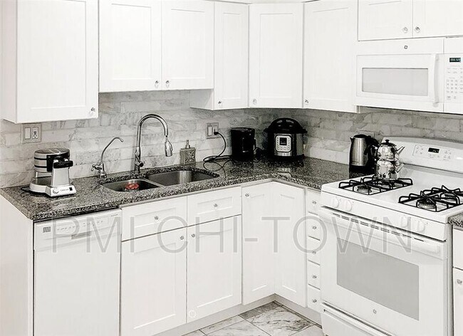 Building Photo - 1440 N Evergreen Ave