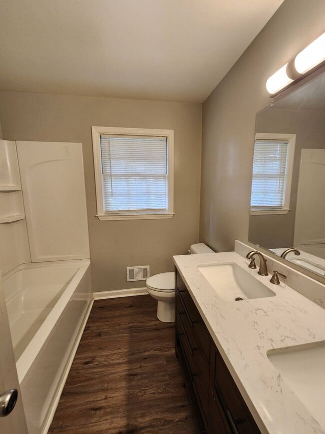 Foto del edificio - Charming 3BR Home with Modern Finishes & S...