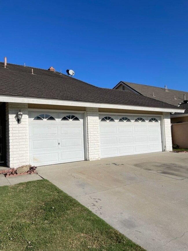 Building Photo - Beautiful 4 Bedroom Home in Huntington Beach