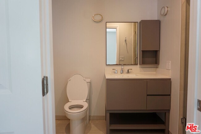 Foto del edificio - 221 N Bowling Green Way
