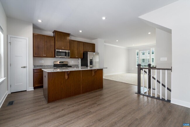 Building Photo - 2405 Crescent Wy