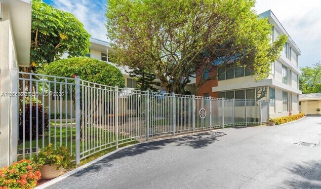 Foto del edificio - 10210 Collins Ave