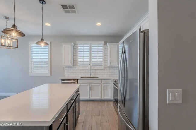 Foto del edificio - 598 Hazelnut Ln