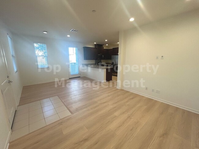 Building Photo - ***Charming 3 bed / 2.5 bath Townhome in O...